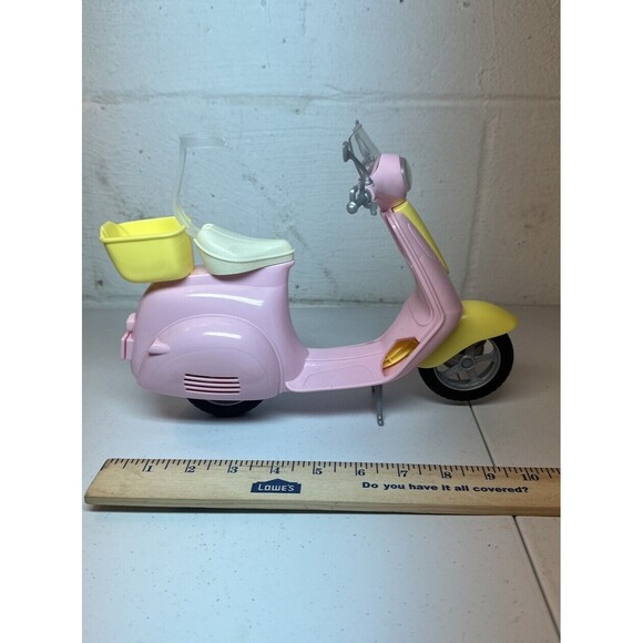 2016 Barbie Vespa Scooter Pink & Yellow DVX56 Mattel - Picture 2 of 8